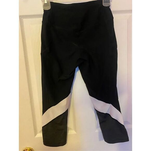 Nike Dri Fit Capri Leggings - Picture 2 of 4